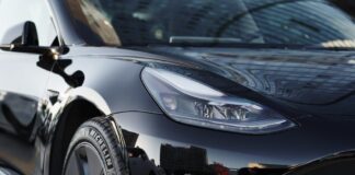 Tesla doit résoudre un gros problème avec ses anciens phares, selon la NHTSA.