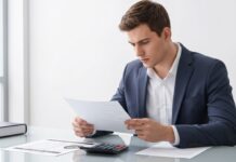 Assureur auto qui refuse d’indemniser : les recours possibles Personne examinant une lettre de refus d indemnisation avec un constat d accident
