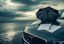 Garantie catastrophes naturelles auto : ce qu’elle couvre vraiment Voiture garée sous un ciel orageux avec des documents d assurance sur le capot, illustration de la garantie catastrophes naturelles auto