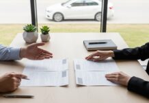 Courtier ou assureur direct : quel intermédiaire choisir pour son auto Courtier en assurance comparant des offres assurance auto avec un client