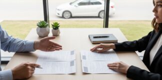 Courtier ou assureur direct : quel intermédiaire choisir pour son auto Courtier en assurance comparant des offres assurance auto avec un client