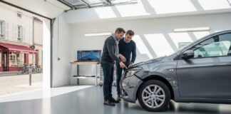 Négocier après un sinistre auto : ce qui est vraiment possible Deux personnes examinant ensemble un pare-chocs endommagé dans un garage lumineux