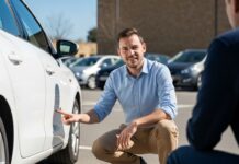 Réduire le délai d’indemnisation après un sinistre auto Expert automobile inspectant les dommages d'un véhicule lors d'une expertise après sinistre