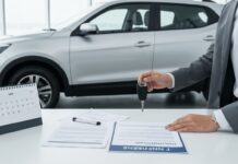Assurance auto temporaire : dans quels cas y avoir recours Remise de clés de voiture entre deux personnes, illustrant l'assurance auto temporaire pour un prêt de véhicule