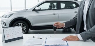 Assurance auto temporaire : dans quels cas y avoir recours Remise de clés de voiture entre deux personnes, illustrant l'assurance auto temporaire pour un prêt de véhicule