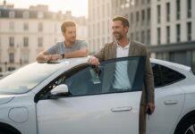 Assurtech vs assureurs traditionnels : ce que ça change concrètement Conducteur récupérant les clés de son véhicule après souscription à une assurance auto
