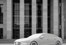 Comment vérifier la solidité financière de son assureur auto Voiture garée devant un bâtiment moderne en pierre et verre, symbole de solidité financière