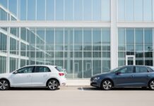 Assureur auto qui cesse son activité : que deviennent les contrats Deux voitures garées devant un immeuble de bureaux vitré, illustrant la continuité de couverture lors d un transfert de contrat d assurance auto
