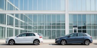 Assureur auto qui cesse son activité : que deviennent les contrats Deux voitures garées devant un immeuble de bureaux vitré, illustrant la continuité de couverture lors d un transfert de contrat d assurance auto