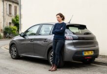 Fichier AGIRA : comment des sinistres répétés peuvent vous y inscrire Conductrice pensive à côté de sa voiture, symbole des conséquences du fichier AGIRA après une résiliation auto