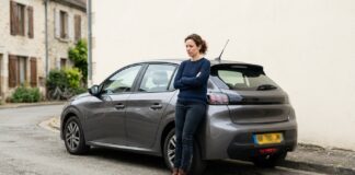 Fichier AGIRA : comment des sinistres répétés peuvent vous y inscrire Conductrice pensive à côté de sa voiture, symbole des conséquences du fichier AGIRA après une résiliation auto