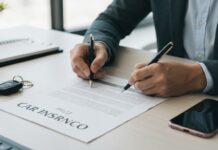 Changer d’assureur auto en cours d’année : la procédure complète Signature d'un nouveau contrat d'assurance auto lors d'un changement d'assureur