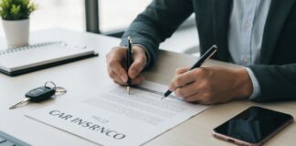 Changer d’assureur auto en cours d’année : la procédure complète Signature d'un nouveau contrat d'assurance auto lors d'un changement d'assureur