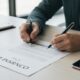 Changer d’assureur auto en cours d’année : la procédure complète Signature d'un nouveau contrat d'assurance auto lors d'un changement d'assureur