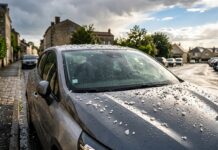 Garantie tempête et grêle en assurance auto : ce qui est réellement couvert Grêlons sur le capot et le pare-brise d une voiture garée après un orage de grêle