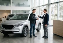 Assurance auto en LOA/LLD : la garantie perte financière expliquée Remise des clés d'une voiture en concession, illustration de l'assurance auto en LOA/LLD