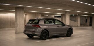 Assurance auto et stationnement en copropriété : ce que couvre le vol en parking privé Voiture stationnée dans un parking souterrain de copropriété, illustration assurance auto vol parking