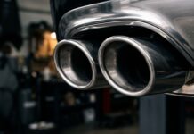 Modifier son véhicule (tuning, jantes, échappement) : l’obligation de le déclarer à son assureur Double sortie d échappement sport sur un véhicule modifié, illustration déclaration assurance auto