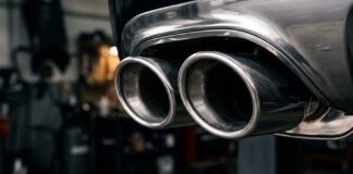Modifier son véhicule (tuning, jantes, échappement) : l’obligation de le déclarer à son assureur Double sortie d échappement sport sur un véhicule modifié, illustration déclaration assurance auto