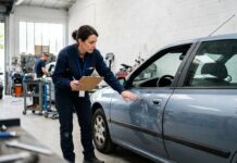 Contester une expertise auto après un accident : la marche à suivre Expert automobile examinant les dommages sur la carrosserie d une voiture après un accident, pour une expertise assurance auto