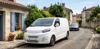 Assurance auto pour véhicule utilitaire à usage mixte : ce qui change vraiment Utilitaire blanc garé dans une rue résidentielle, illustrant un usage mixte professionnel et privé