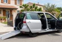 Assurance auto pour conducteur en situation de handicap : véhicule adapté et garanties Véhicule familial avec rampe d accès déployée pour fauteuil roulant, aménagement adapté