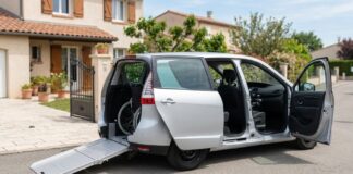 Assurance auto pour conducteur en situation de handicap : véhicule adapté et garanties Véhicule familial avec rampe d accès déployée pour fauteuil roulant, aménagement adapté