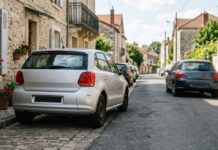 Délit de fuite dont vous êtes victime : comment se faire indemniser malgré tout Voiture endommagée par un délit de fuite, avec le véhicule responsable qui repart en arrière-plan dans une rue française