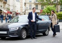 Assurance auto taxi VTC : pourquoi un contrat particulier ne suffit pas Chauffeur VTC ouvrant la portière à une passagère avec une valise dans une rue française