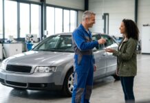 Véhicule de remplacement pendant une réparation : ce que couvre (ou non) l’assurance auto Mécanicien remettant les clés d'un véhicule de remplacement à une cliente dans un garage