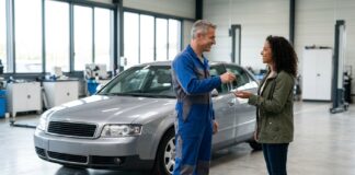 Véhicule de remplacement pendant une réparation : ce que couvre (ou non) l’assurance auto Mécanicien remettant les clés d'un véhicule de remplacement à une cliente dans un garage