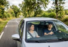 Conduite accompagnée : l’assurance à prévoir avant le premier trajet Un parent accompagne un adolescent au volant sur une route de campagne en conduite accompagnée