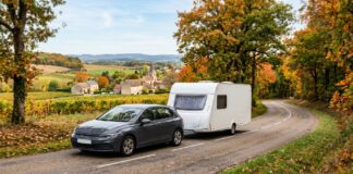 Assurer une remorque ou une caravane : ce que couvre votre assurance auto selon le poids Voiture tractant une caravane blanche sur une route de campagne française en automne