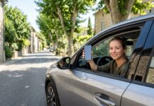 Attestation d’assurance auto provisoire et carte verte : ce qui a changé depuis avril 2024 Conductrice montrant son attestation d’assurance auto sur smartphone depuis sa voiture