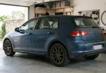Assurance auto obligatoire pour un véhicule non roulant : ce que dit la loi Voiture bleue poussiéreuse immobilisée dans un garage privé