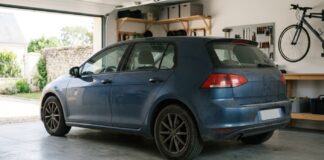Assurance auto obligatoire pour un véhicule non roulant : ce que dit la loi Voiture bleue poussiéreuse immobilisée dans un garage privé