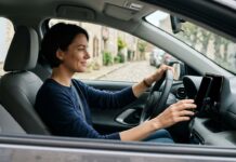 Démarchage téléphonique en assurance auto : vos droits depuis l’opt-in d’août 2026 Conductrice dans une voiture garée dans une rue française, téléphone sur son support