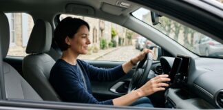 Démarchage téléphonique en assurance auto : vos droits depuis l’opt-in d’août 2026 Conductrice dans une voiture garée dans une rue française, téléphone sur son support