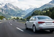 Carte verte assurance auto en Europe : ce que couvre vraiment votre contrat à l’étranger Voiture roulant sur une route de montagne en Europe, illustration assurance auto à l'étranger