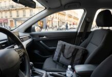 Assurance auto pour coursier ou livreur indépendant : le contrat obligatoire méconnu Intérieur de voiture avec sac de livraison sur le siège passager, illustration assurance auto pour coursier ou livreur