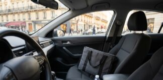 Assurance auto pour coursier ou livreur indépendant : le contrat obligatoire méconnu Intérieur de voiture avec sac de livraison sur le siège passager, illustration assurance auto pour coursier ou livreur